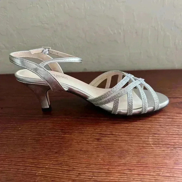 Benjamin Walks Touch Ups Women's Amara Heeled Sandal Silver Size 6.5 New - Picture 2 of 11